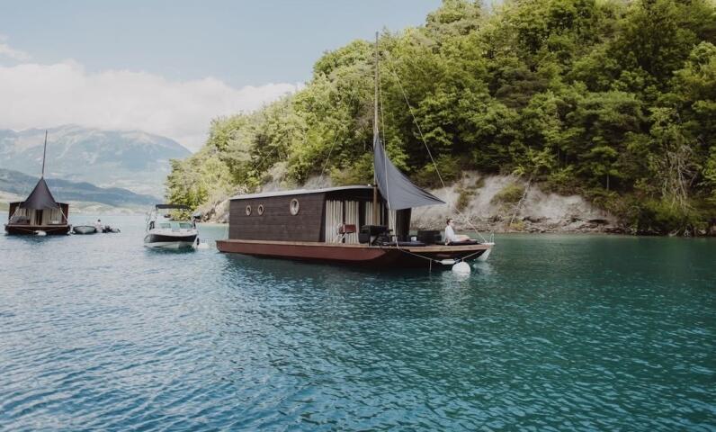 Les Toues Cabanées du Lac Serre-Ponçon